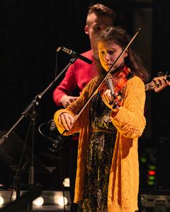 Kuvassa esiintyjä soittaa viulua.