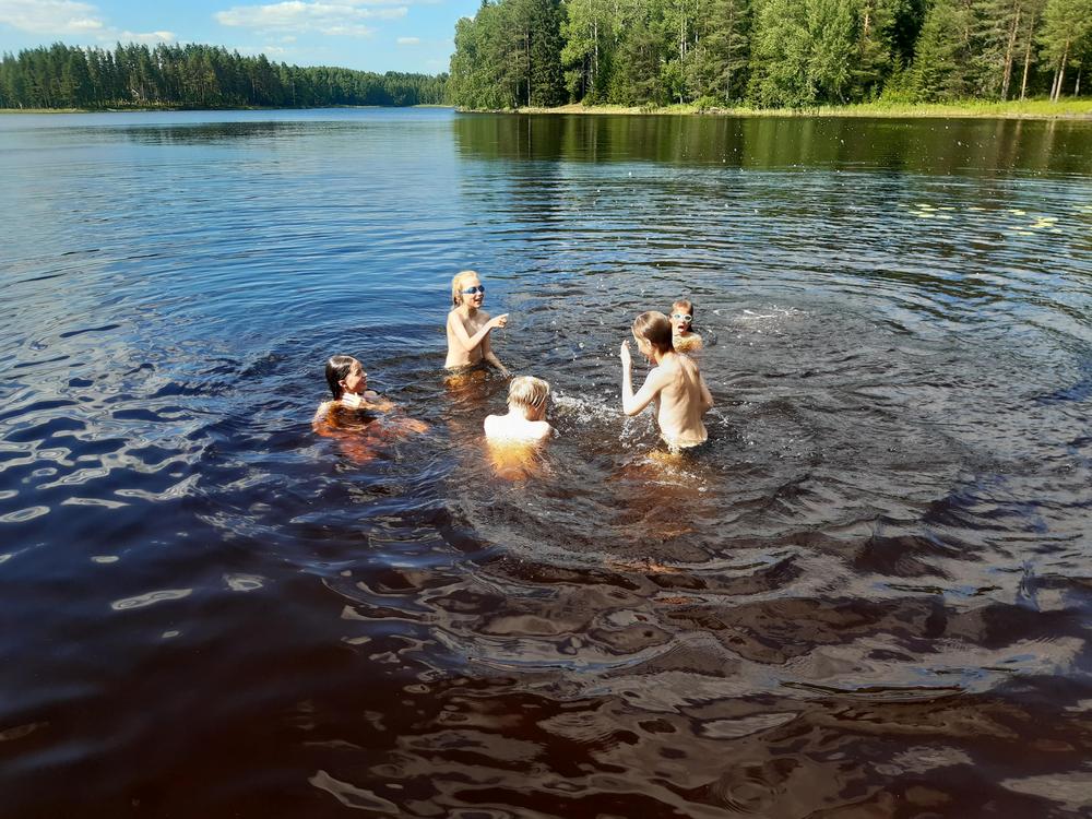 Välillä oli kiva pulahtaa järveen vilvoittelemaan.