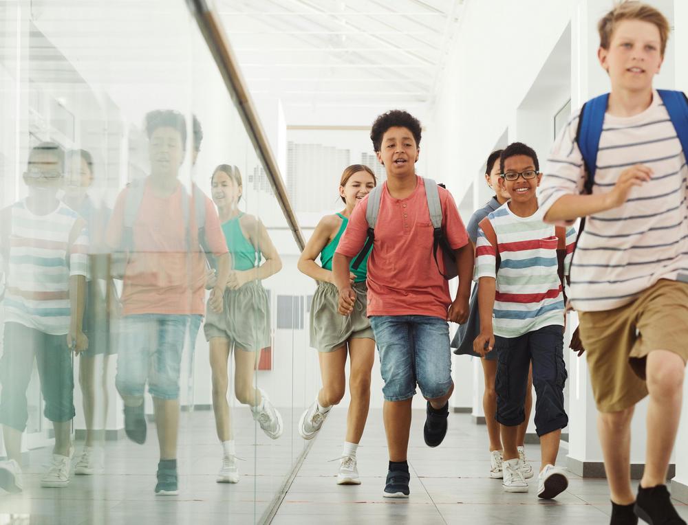 Koululaisia välitunnilla.