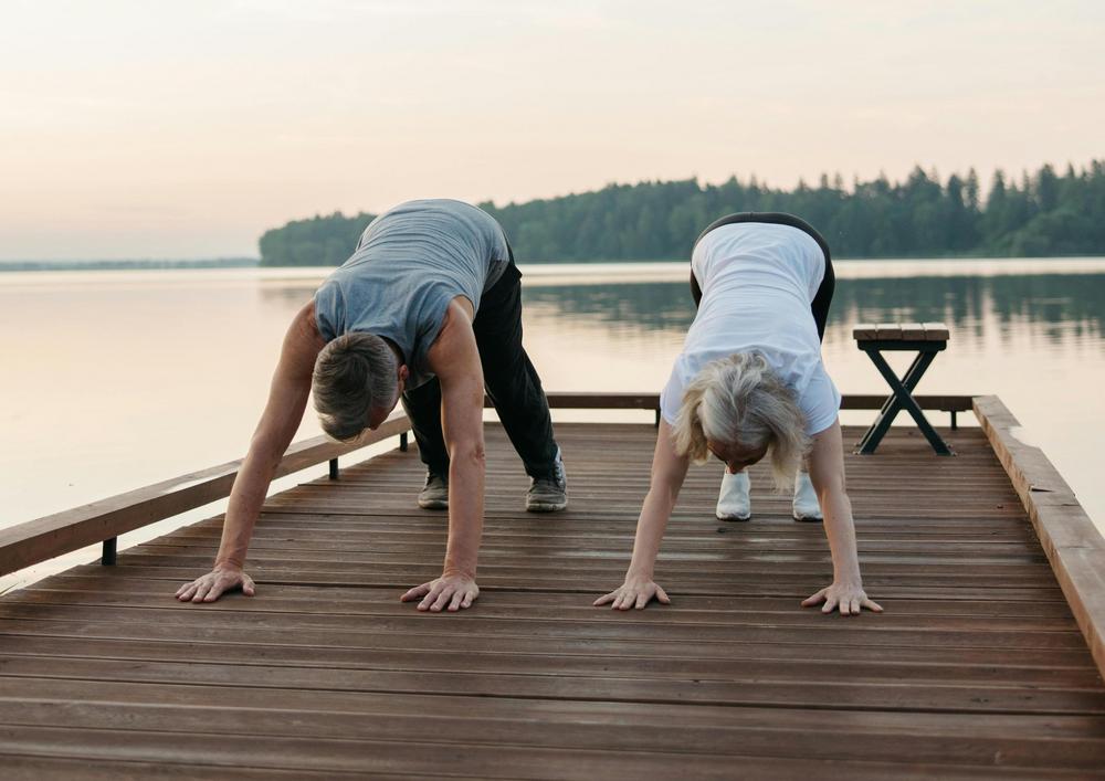 Ulkoliikkujia venyttelemässä.