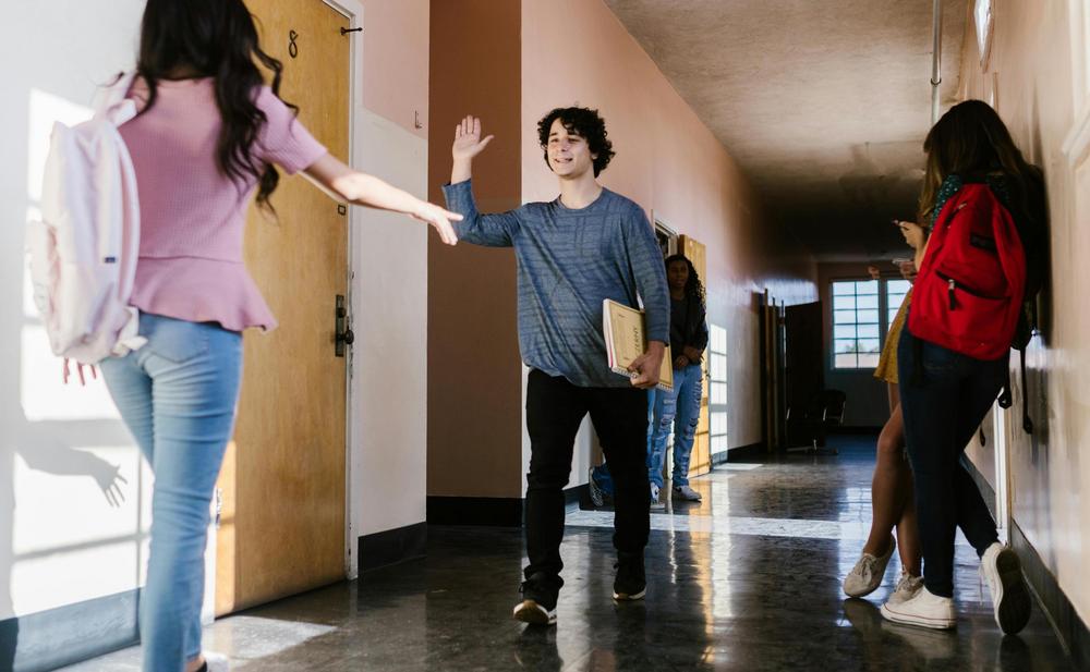 Oppilaat aktiivista välituntia viettämässä.