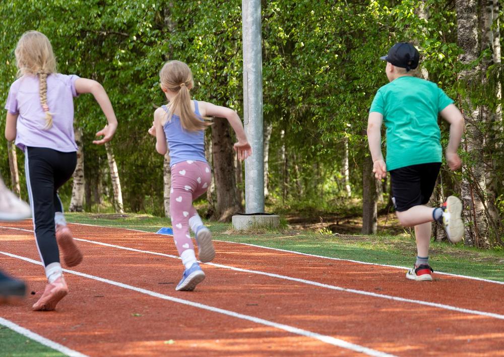 Lapsia juoksemassa.