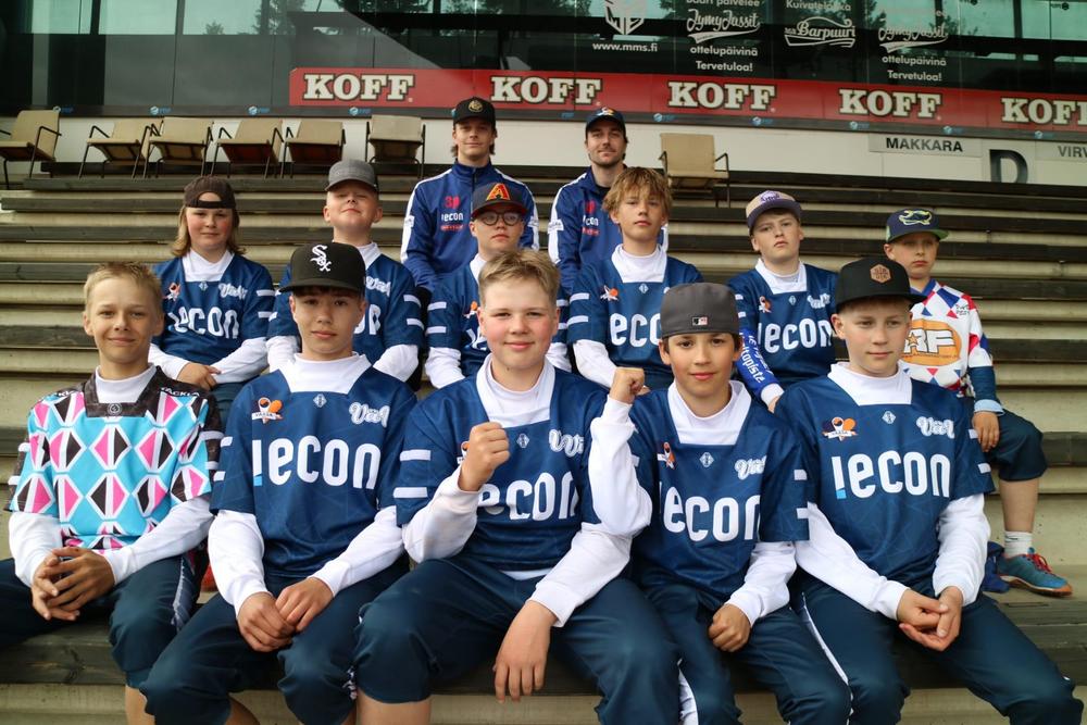 Siniasuiset VäVi Hakomäen pelaajat kokoontuivat ryhmäkuvaan turnauksen päätteeksi.