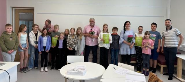 Martti Ahtisaaren koulun, Länsi-Puijon koulun ja Snellmanin koulun valmistavan luokan oppilaat ja opettajat olivat vastaanottamassa palkintoja Väänästen luontokilpailussa.