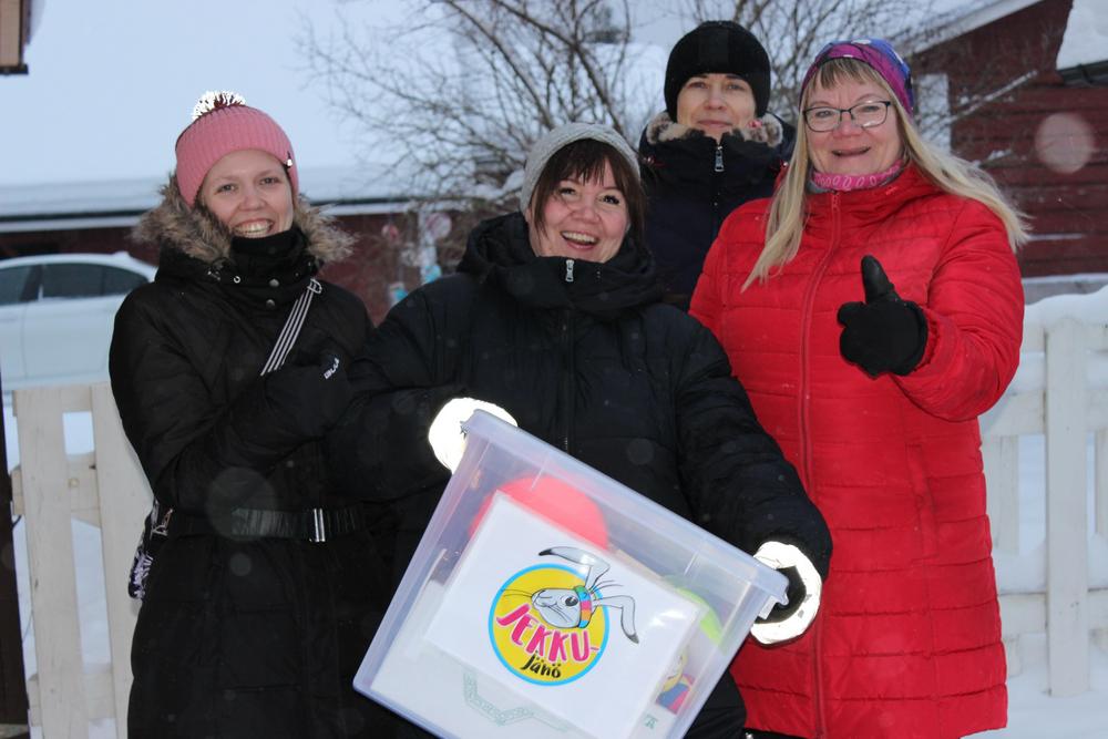 Linda Kolehmainen, keskellä Satu Kinnunen, Tiina Hämäläinen ja Kylli Kaasik Ryhmäperhepäiväkoti Ompusta vastaanottivat Liikunnan aluejärjestöjen Jekku-jänö-palkinnon.