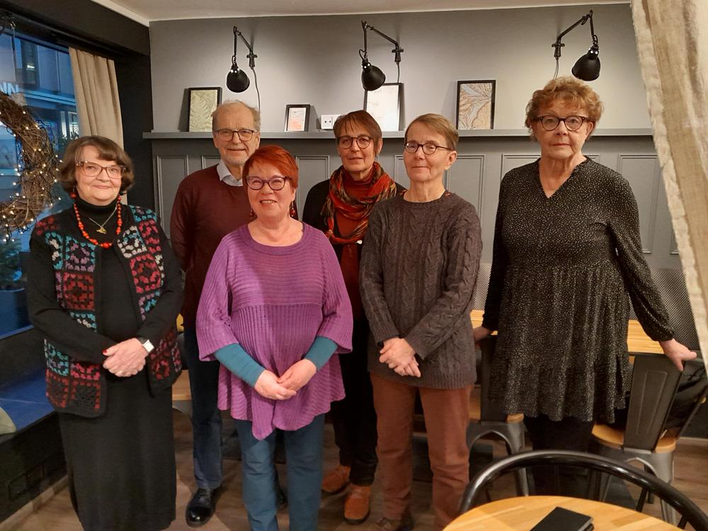 PETY hallitus 2025. Vasemmalta oikealle: Tarja Halme, Heikki Laitinen, pj., Pirkko Huhtinen, Merja Lehtinen, Arja Vasama, Seija Penttinen