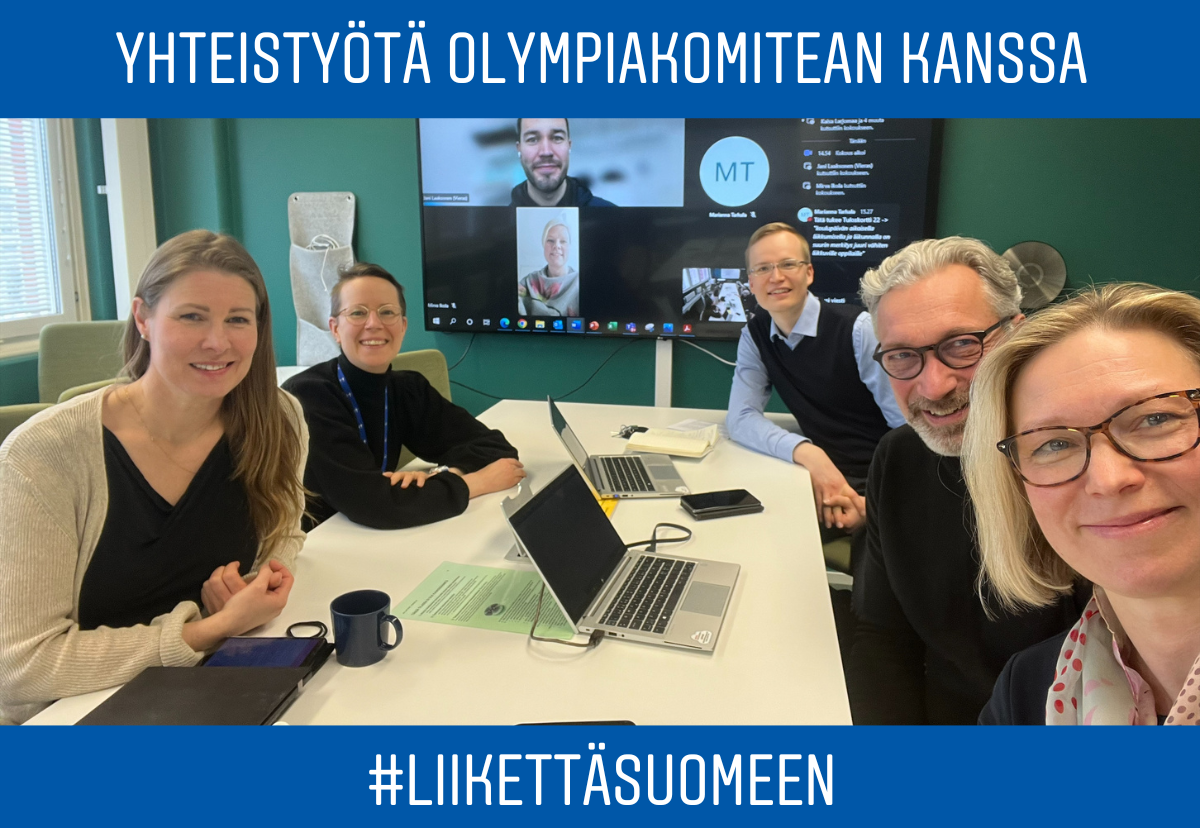 Kuvassa LIITO ry:n hallituksen jäsen Heidi Rautajoki istuu pöydän ääressä Olympiakomitean edustajien kanssa. Taustalla näkyy Teams etäyhteyde välityksellä hallituksen jäsen Jani Laaksonen. 