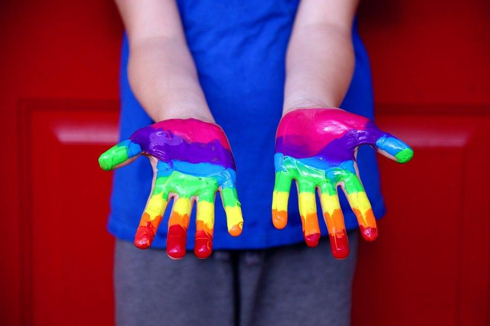 Kädet maalattu sateenkaaren väreihin