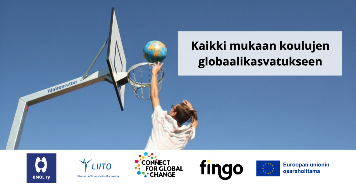Henkilö heittää maapalloa koripallokoriin ulkokentällä. Kuvassa teksti: "Kaikki mukaan liikunnan globaalikasvatukseen". Alareunassa BMOL ry:n, LIITO ry:n, Connect for Global Change -ohjelman, Fingon ja Euroopan unionin osarahoituksen logot.