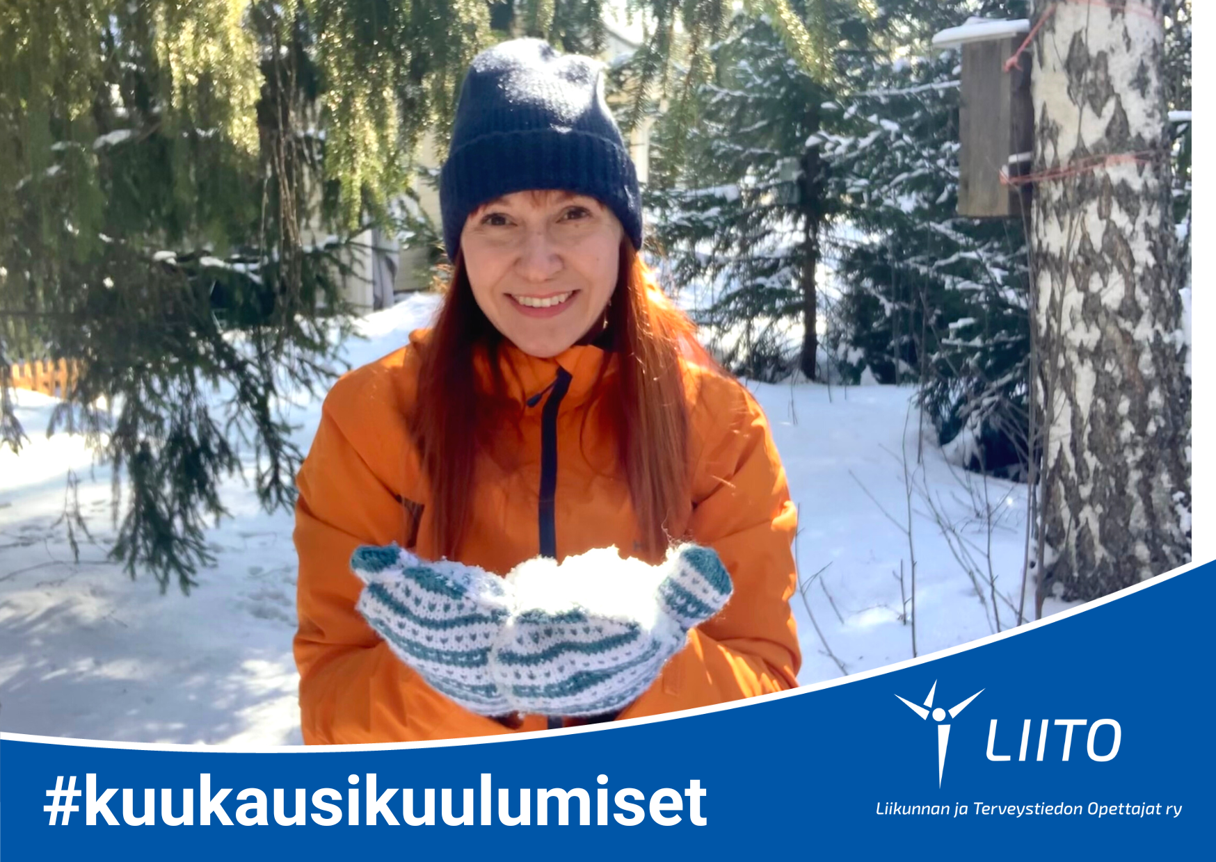 Kuvassa hymyilee LIITO ry:n pedagoginen asiantuntija Anna Haapalainen lumisessa metsässä kannatellen lunta lapasissa.