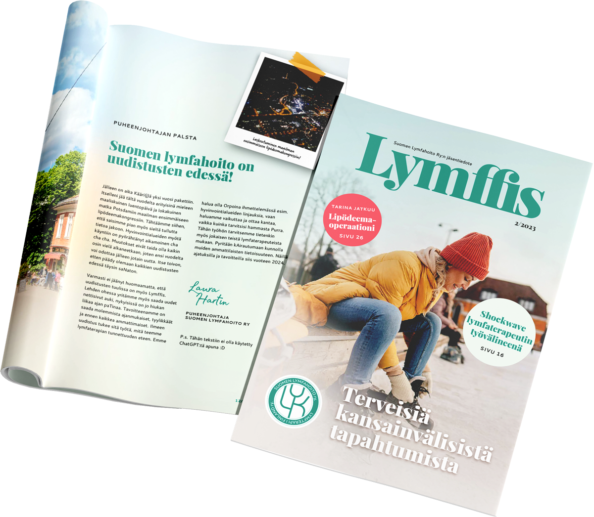 Henkilö istuu sängyllä pidellen toisella kädellään puristesukkaa ja toisella koskee turvonnutta jalkaansa. Henkilö on lymfahoidossa.