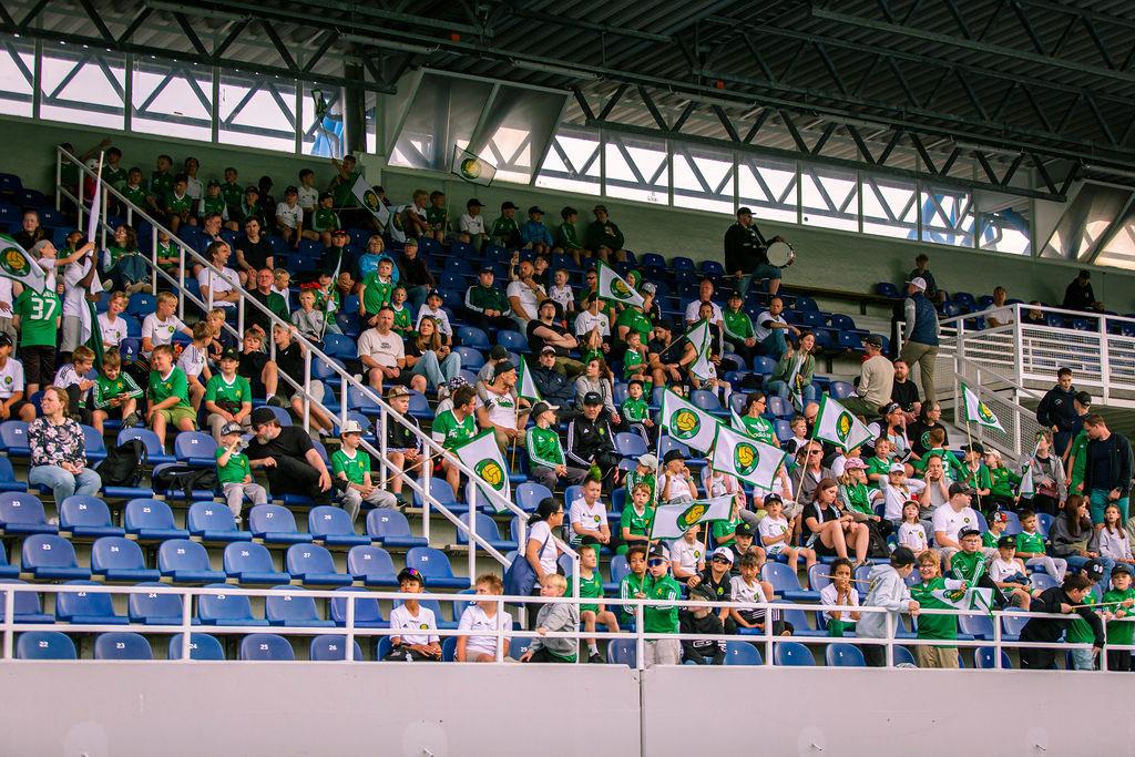 LePan kannattajia Leppävaaran stadionilla.