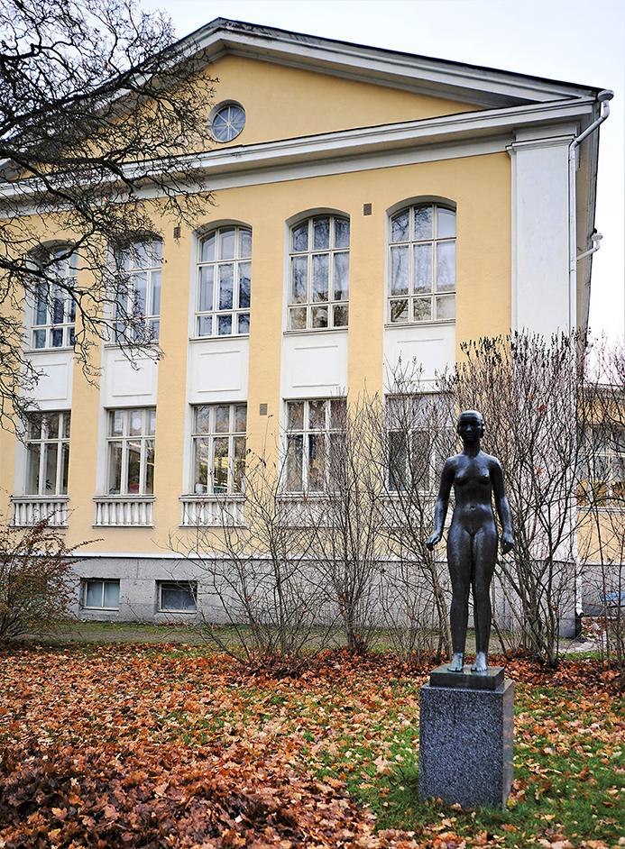 Kuvassa Viktor Janssonin tekemä Nuoruus-patsas ja taustalla Kumppanuustalo. 