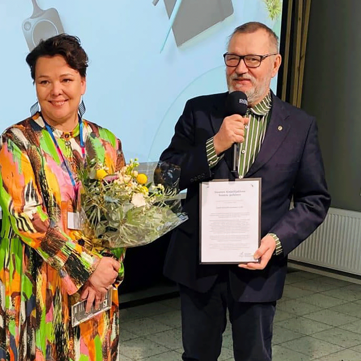 Minna Kurttila ja Erkki Kaila vastaanottamassa Suunta-palkintoa.
