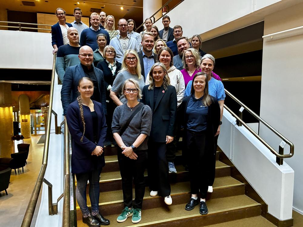 Kumppanuuspöydän osallistujat ryhmäkuvassa