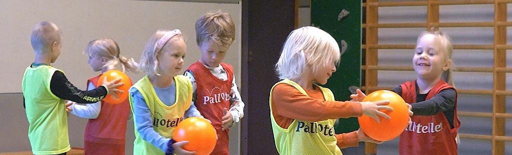 Kuvassa lapset heittävät palloa.