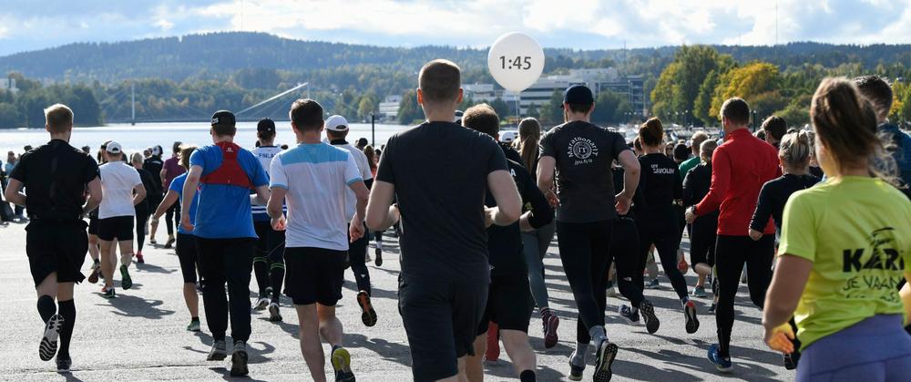 Juoksijoita Finlandia Marathon tapahtumassa