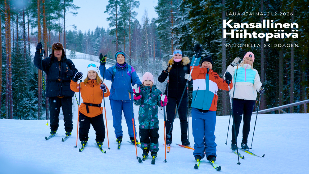 Hiihtoporukka hiihtämässä.