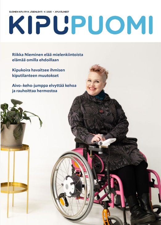 Kipupuomi 4/25 kansi, jonka kuvassa vapaaehtoinen istuu pinkissä pyörätuolissa.
