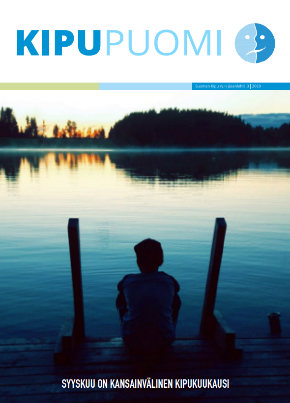 Kipupuomin 3/2019 kansi, jossa henkilö istuu laiturille ja katselee järvelle. Alhaalla teksti: "Syyskuu on kansainvälinen kipukuukausi".