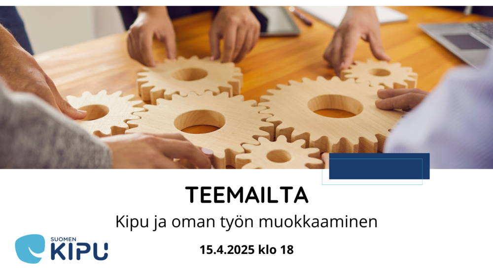 Kuvassa näkyy useamman ihmisen kädet, jotka asettelevat pöydän päällä olevia puisia rattaita toistensa lomaan. Kuvateksti: Teemailta - Kipu ja oman työn muokkaaminen. 15.4. klo 18. 