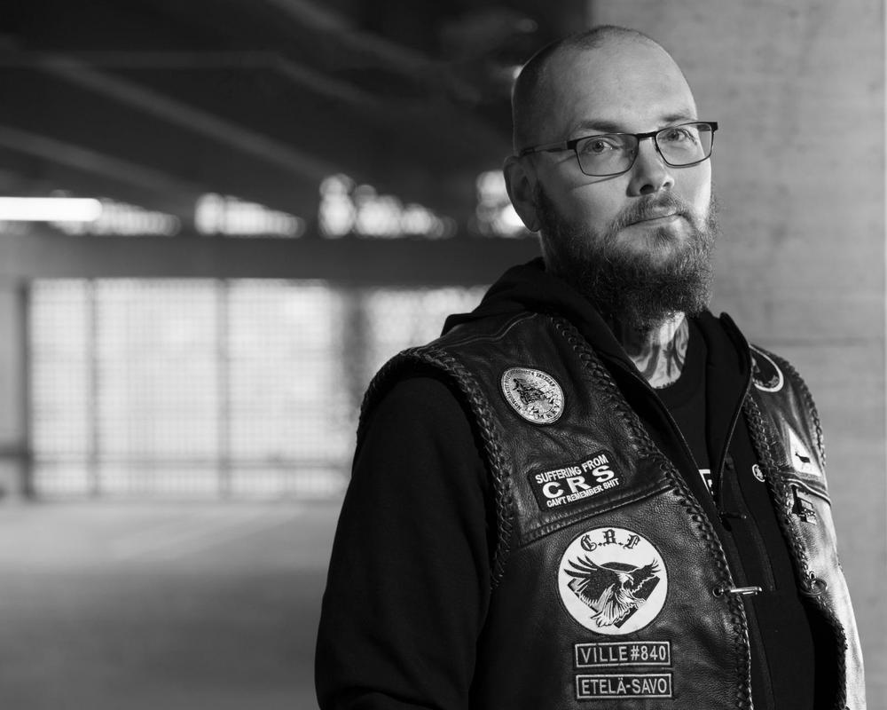 Kuvassa kokemustarinan Ville. Mustavalkoinen kuva. 