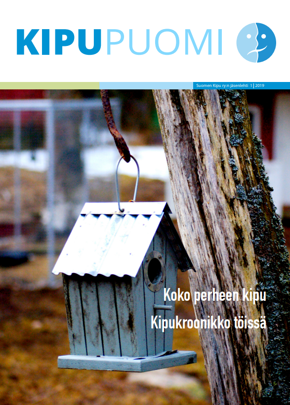 Kipupuomin 1/2019 kansi, jossa linnunpönttö roikkuu puussa. Kannessa otsikot "Koko perheen kipu" ja "Kipukroonikko töissä".