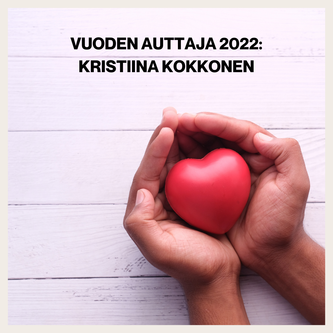 Sydänfiguuria pitelevät kädet ja teksti: "Vuoden auttaja 2022: Kristiina Kokkonen".