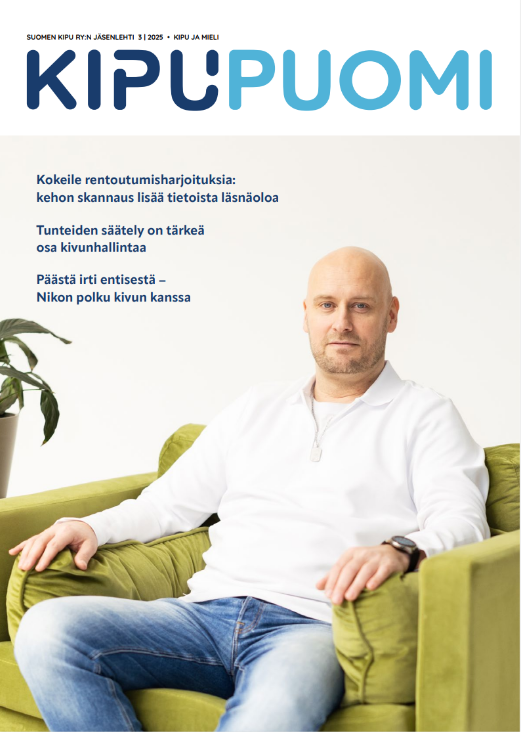 Kipupuomi 3/25 kansi, jossa vapaaehtoinen istuu nojatuolilla.