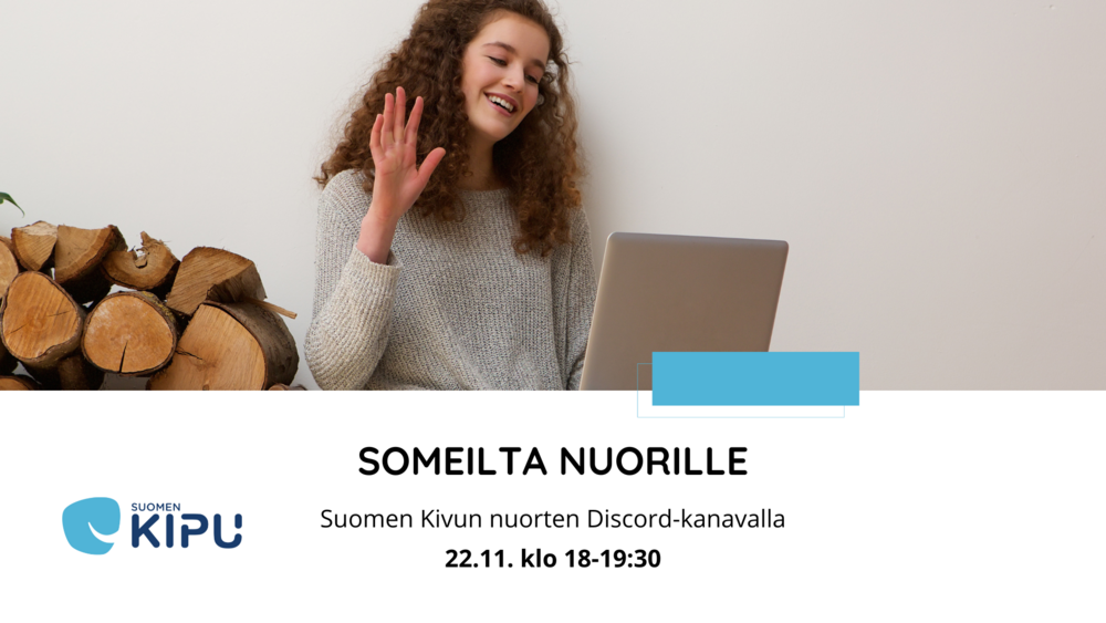 Nuori tyttö vilkuttamassa läppärilleen. 