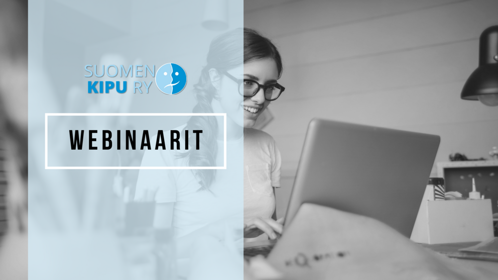 Hymyilevä, silmälasipäinen nainen käyttää kannettavaa tietokonetta. Kuvan vasemmalla puolella on Suomen Kipu ry:n logo ja teksti: webinaarit.