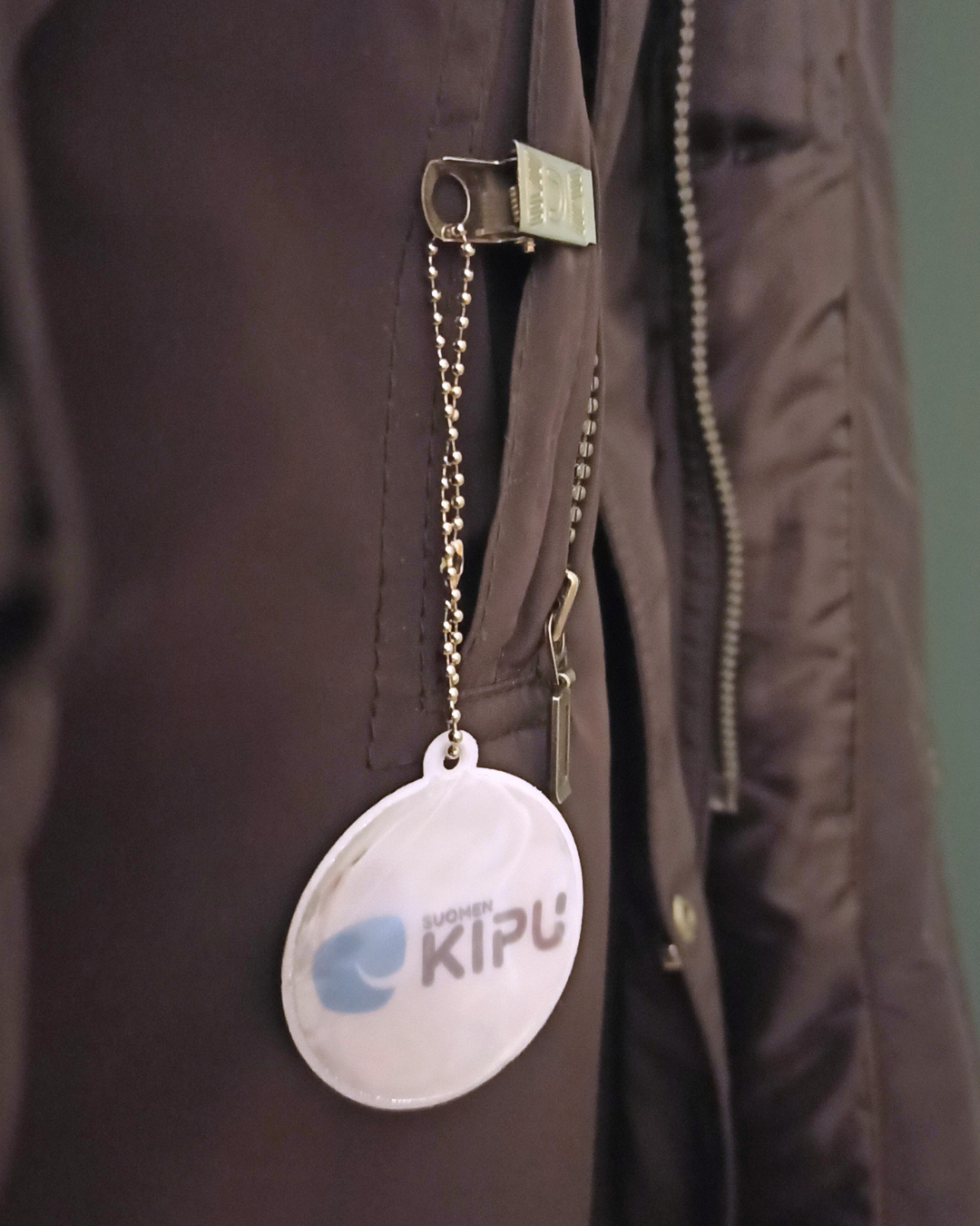 Heijastin, jossa sininen Suomen Kipu ry:n logo.