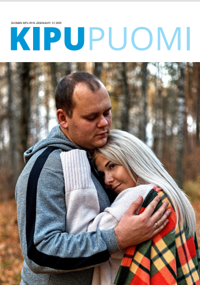 Kipupuomin 3/2021 kansi, jossa pariskunta nojaa toisiinsa syksyisessä metsässä.