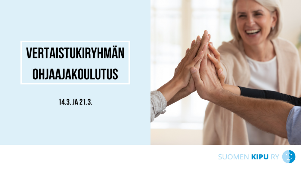 Nainen nauraa iloisesti ja asettaa kädet yhteen ryhmäläisten kanssa.