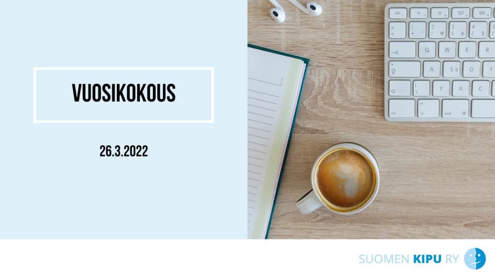 Kuva kahvikupista muistiinpanojen ja näppäimistön vierellä.