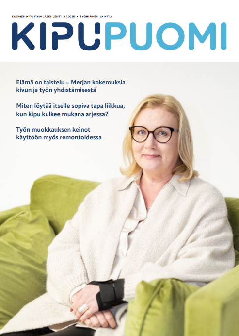 Suomen Kipu ry:n jäsenlehti Kipupuomin teemanumeron 2/25 kansi, jossa kokemustoimija istuu vihreällä nojatuolilla. Teemanumeron aiheena on Työikäinen ja kipu.