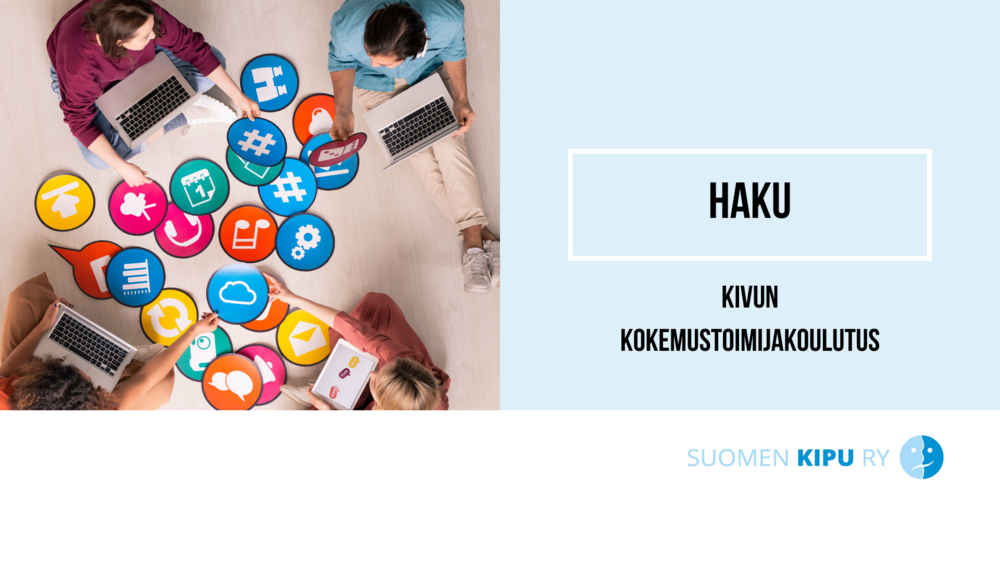 Neljä ihmistä istuu lattialla kannettavien tietokoneiden kanssa.