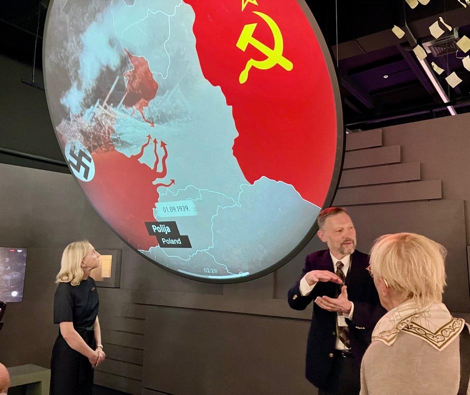 Miehitysmuseon johtaja otti ryhmämme vastaan