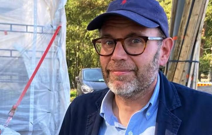 Intendentti Mikko Teräsvirta kertoo Seurasaaren ajankohtaisista asioista, ml. sinne viime vuonna siirretystä 1950-luvun kesämökistä.