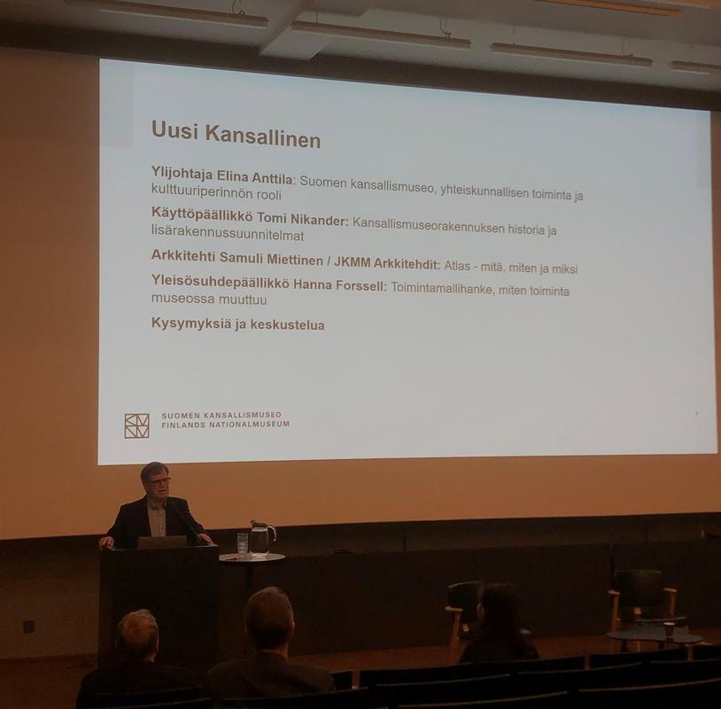 Yhdistyksen varapuheenjohtaja Timo Sarvilinna esittää Ystävien puolesta tervehdyksen Kansallismuseon uudisosan esittelytilaisuudessa 1.11.2022.