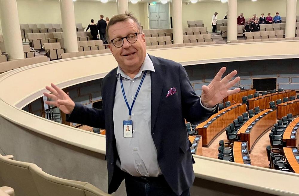 Oppaanamme eduskunnassa toimi kokenut Harri Henninen