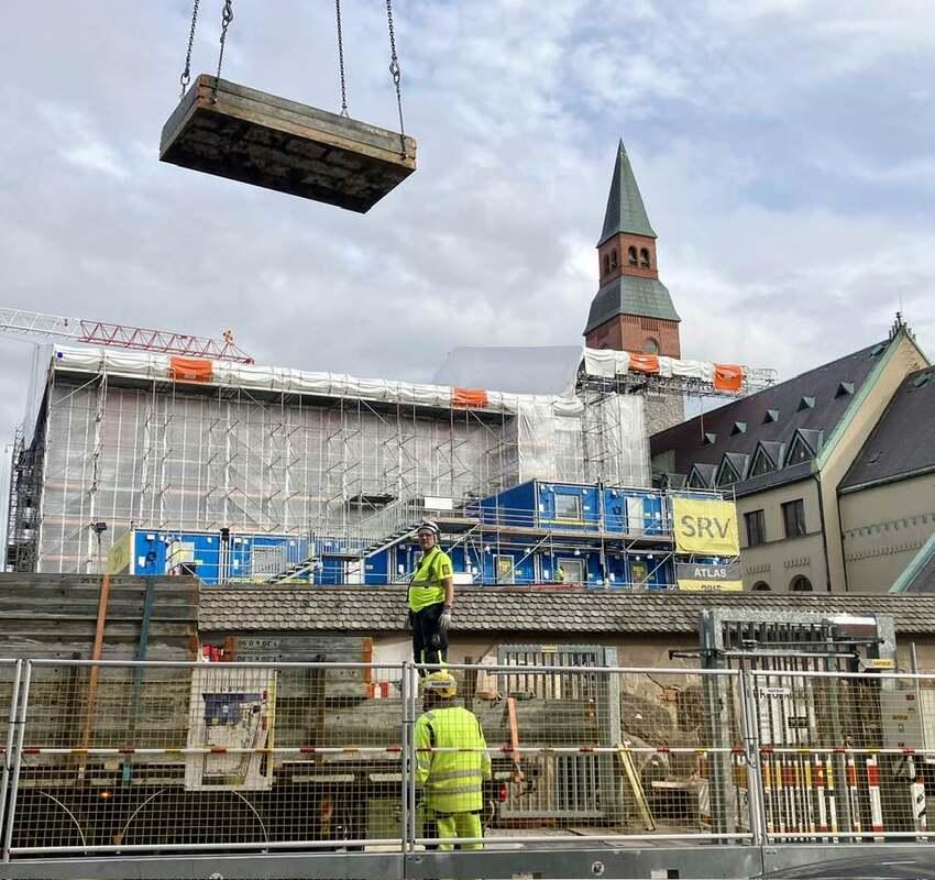 Päärakennuksen ja uudisrakennuksen työmaa katutasolta nähtynä. 