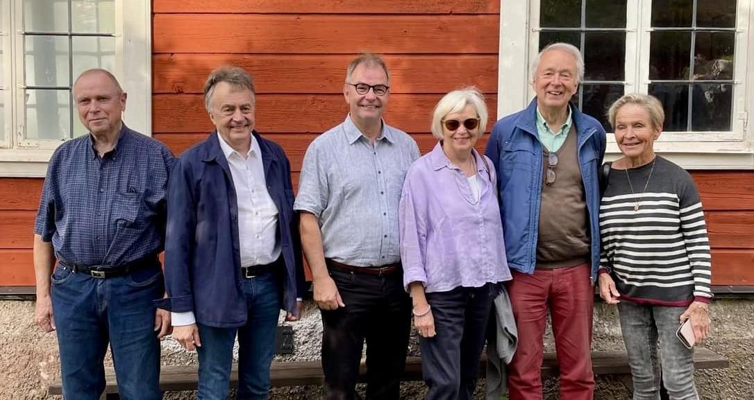 Yhdistyksen hallituksen jäseniä Uppsalan matkalla 2024.