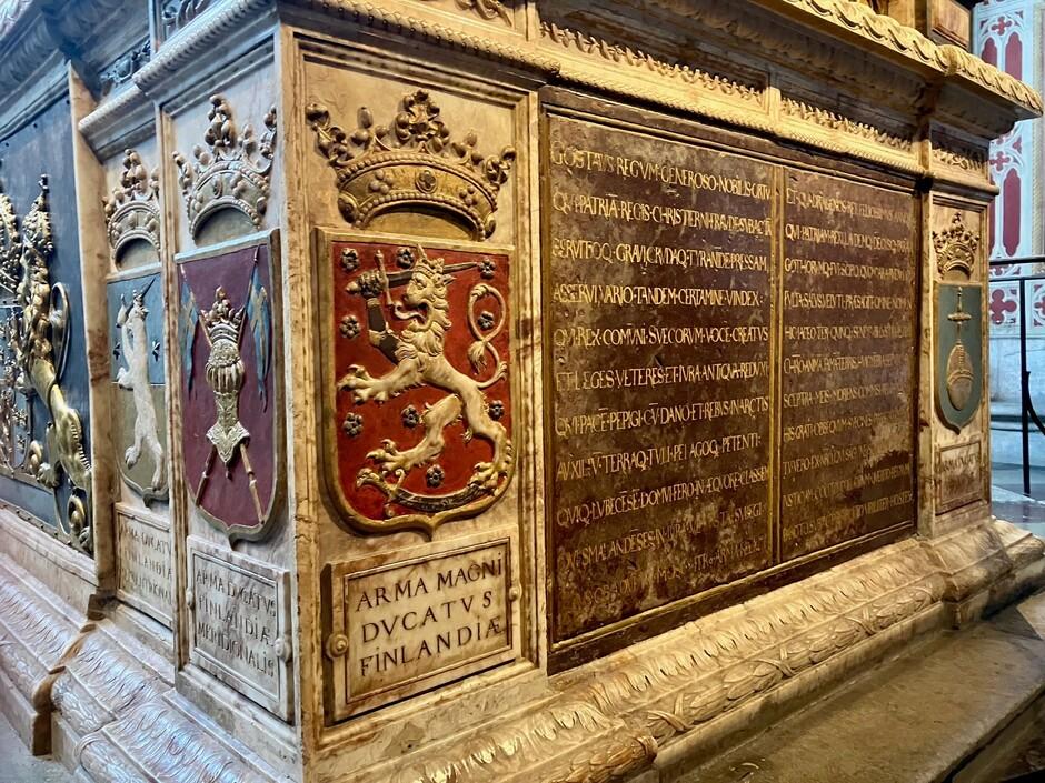 Uppsalan tuomiokirkossa lepäävän kuningas Kustaa Vaasan hautamonumentin koristeluun kuuluu myös Suomen vaakuna. Vuonna 1580 valmistunut monumentti on tiettävästi ensimmäinen virallinen kerta, jolloin vaakunaa on käytetty edustamaan Ruotsin Itämaata. 