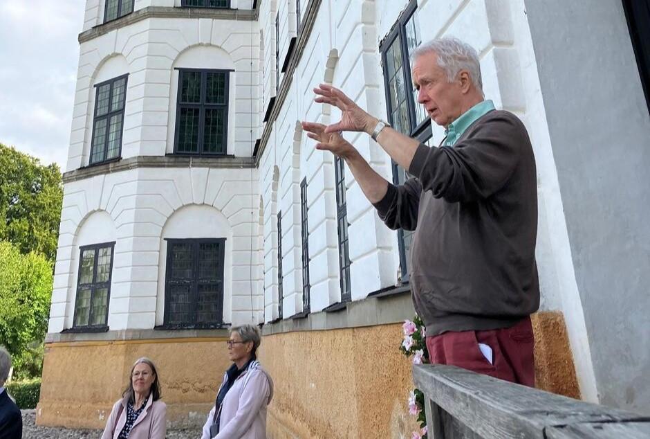 Matkanjohtaja, KMY:n hallitusjäsen Bernt Morelius kertomassa Skoklosterin linnasta. 