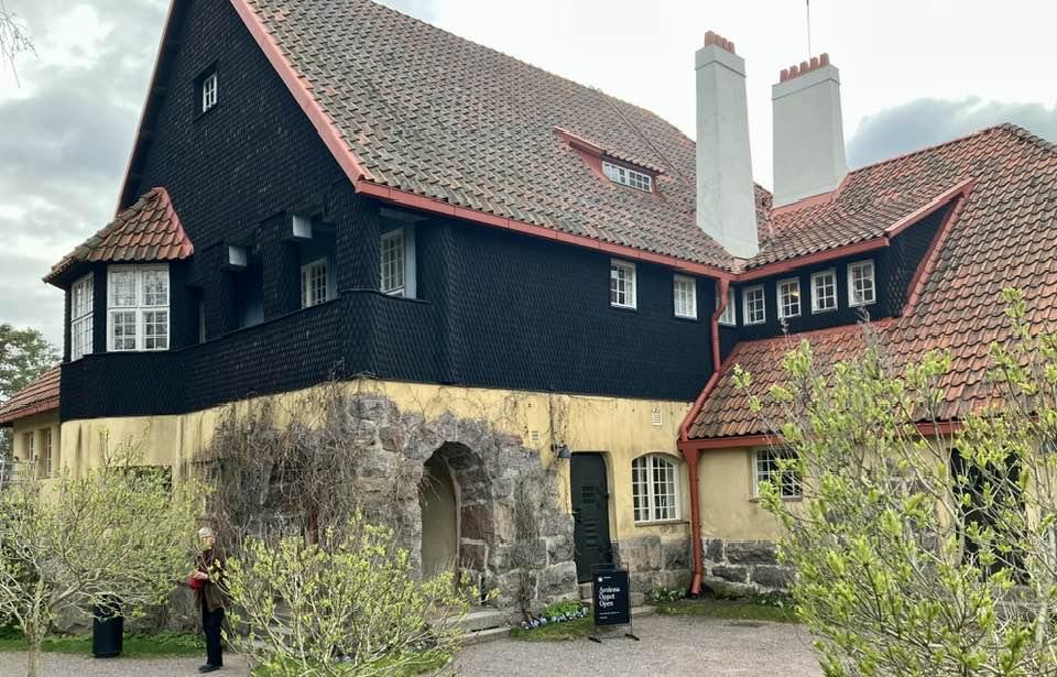 Jylhässä rantamaisemassa sijaitsevat rakennukset ja niitä ympäröivä puutarha muodostavat kokonaistaideteoksen, joka on tarkoin suunniteltu harmoniseksi kokonaisuudeksi.