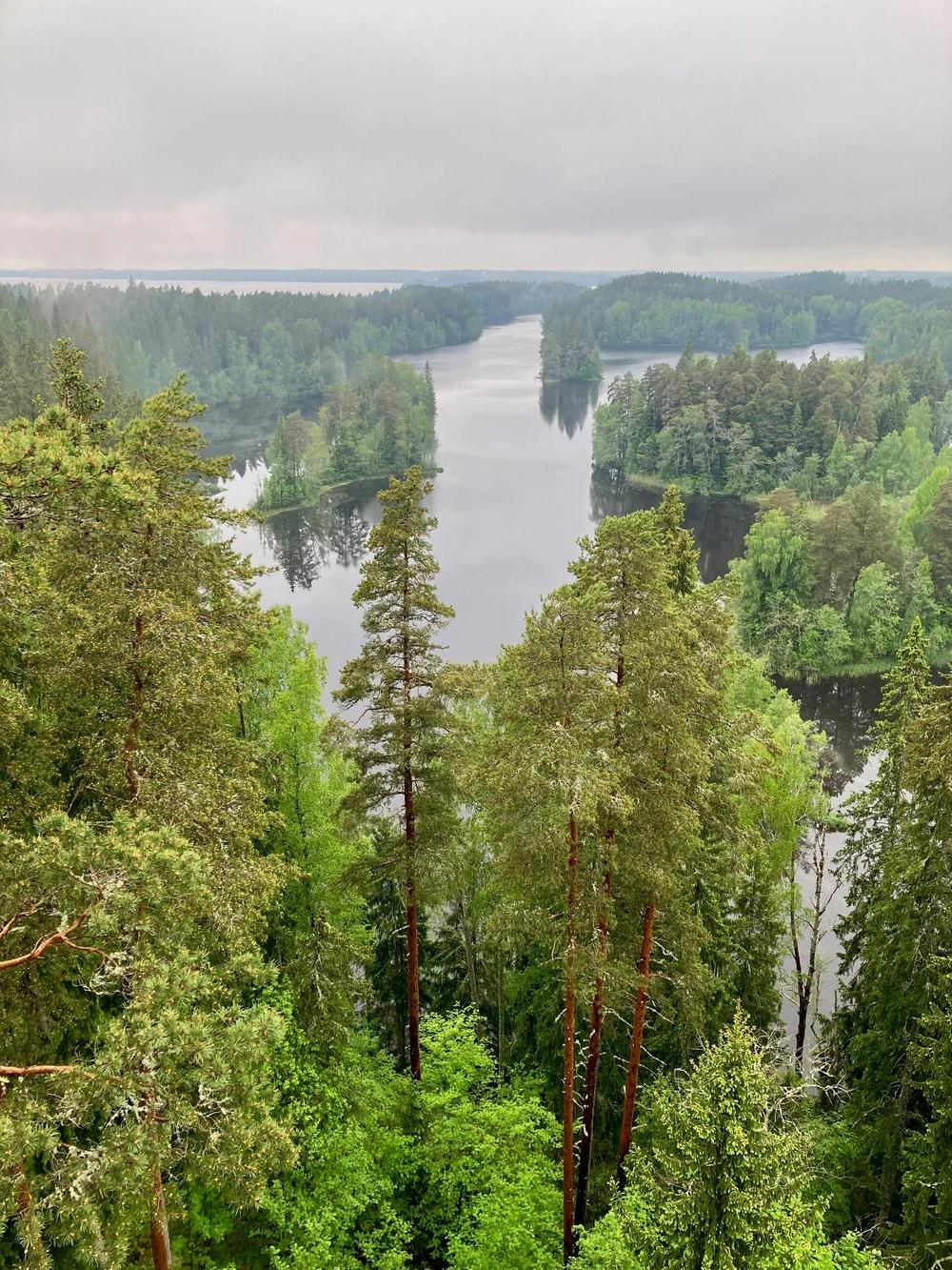 Kaukolanharjun näkötornista avautuu kansallisromanttinen maisema, joka innoitti aikanaa niin Albert Edelfeltiä, kuin von Wrightin veljeksiäkin. 