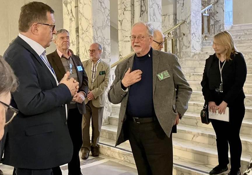 Ystäviltä ei puuttunut kysymyksiä