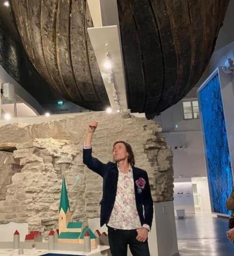 Kansallismuseon konservointiyksikön päällikkö Eero Ehanti kertoi seikkaperäisesti Paks Margareeta-museossa näytillä olevasta aiemmin löytyneestä hylyistä. Myös sen pelastamisessa suomalaisasiantuntijat ovat olleet mukana. 