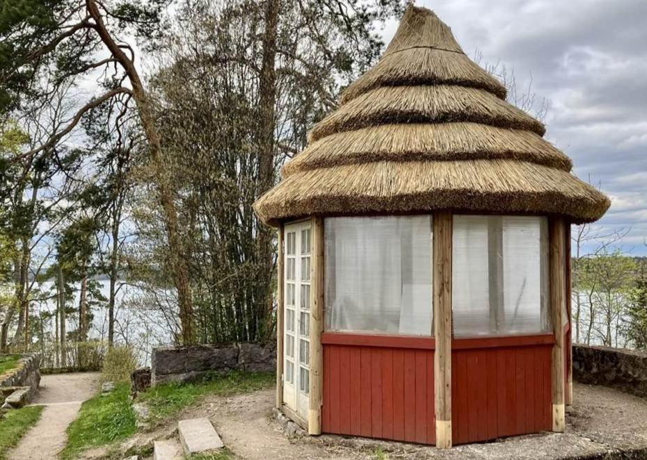 Huvimaja on saanut alkuperäisen mallin mukaisen, hienon ruokokatteen